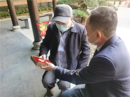 【关怀慰问】新年送祝福  致敬老战士——尊龙凯时人生就是博·中国集团领导上门慰问老干部